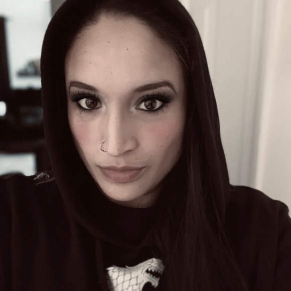 Meet your Posher, Caitlin - Picture 1 of 1